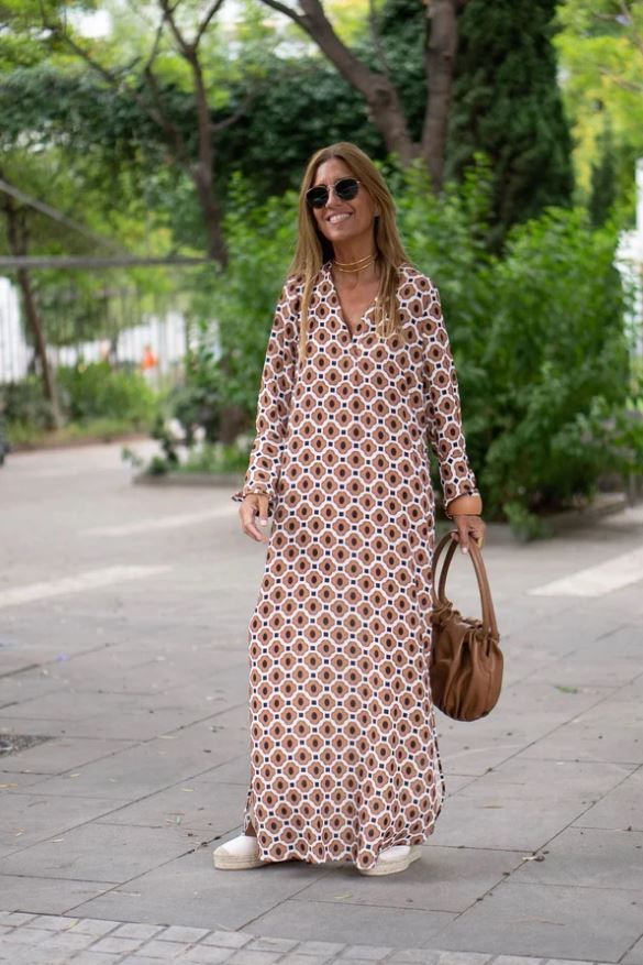 Zenobia – Elegancka sukienka z brązowym nadrukiem