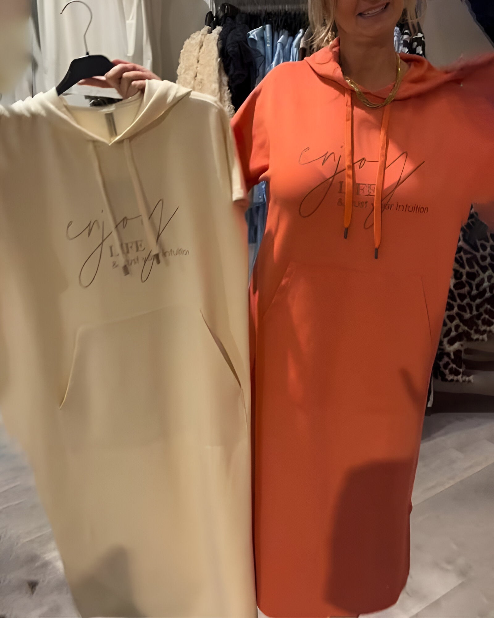 Alina – Codzienna sukienka z kapturem i luzem