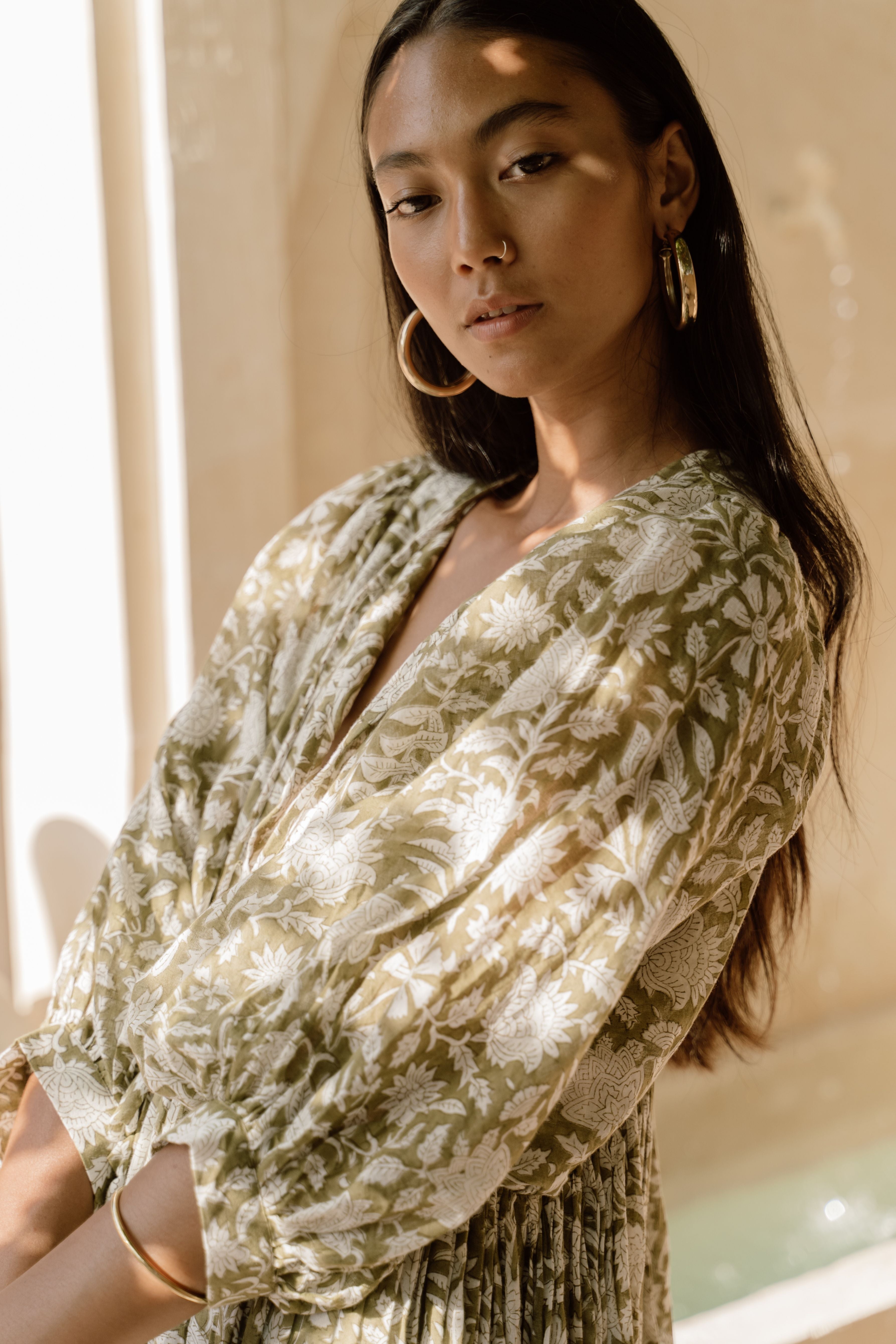 Nawojka – Zwiewna sukienka midi z bufiastymi rękawami