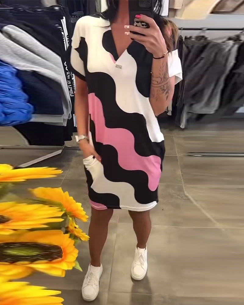 Ela - Sukienka z nadrukiem fal i dekoltem w serek