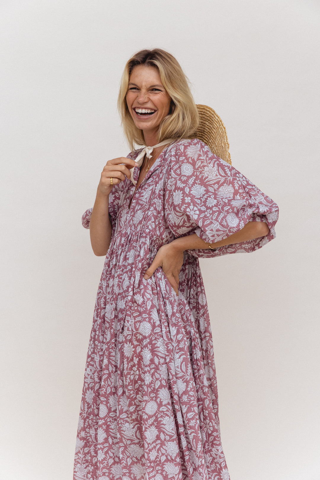 Nawojka – Zwiewna sukienka midi z bufiastymi rękawami