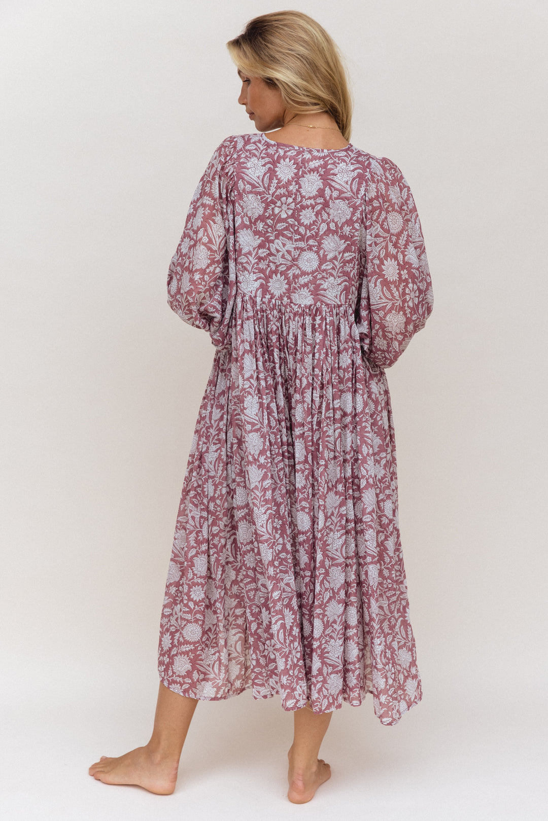 Nawojka – Zwiewna sukienka midi z bufiastymi rękawami