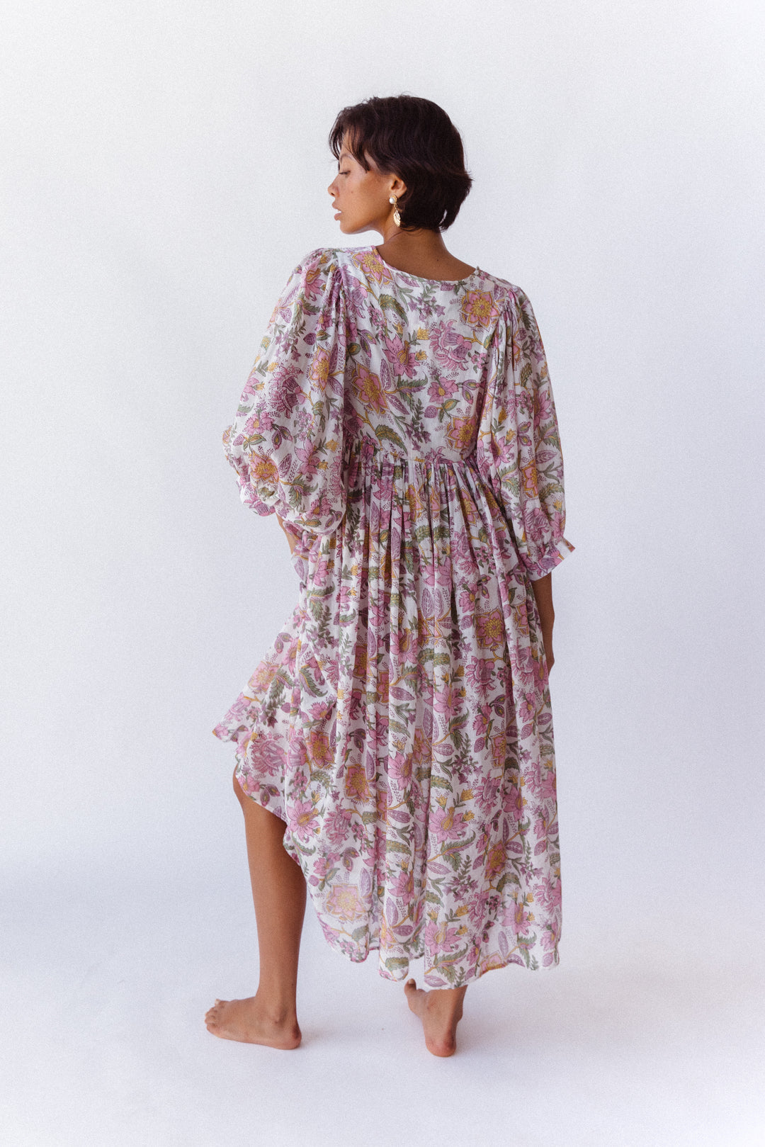 Nawojka – Zwiewna sukienka midi z bufiastymi rękawami