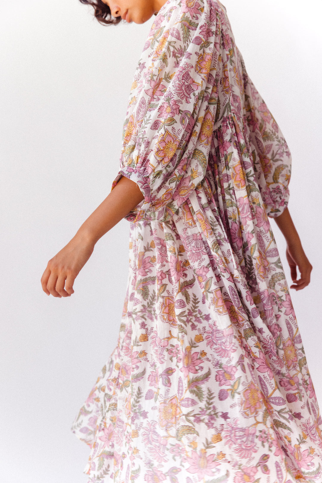 Nawojka – Zwiewna sukienka midi z bufiastymi rękawami