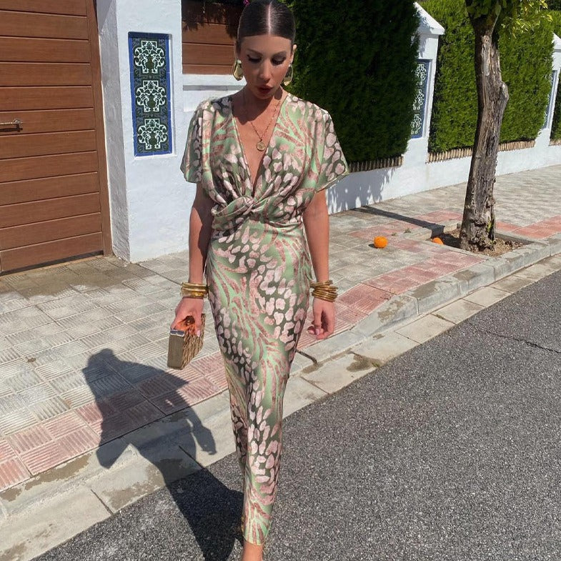 Kelsey - Długa sukienka z dekoltem w kształcie V i skręconym akcentem