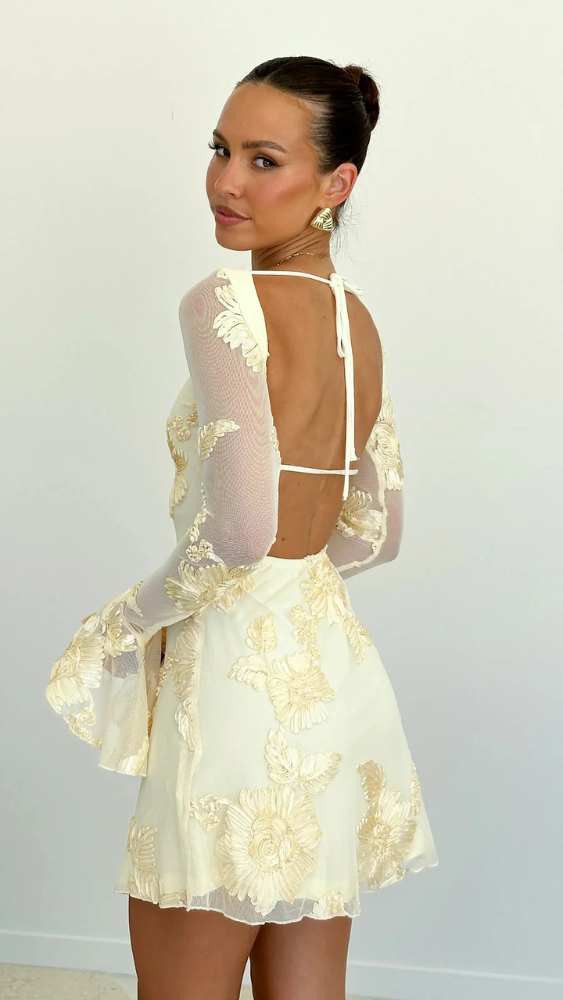 Miłka – Zmysłowa sukienka mini z kwiatowym haftem