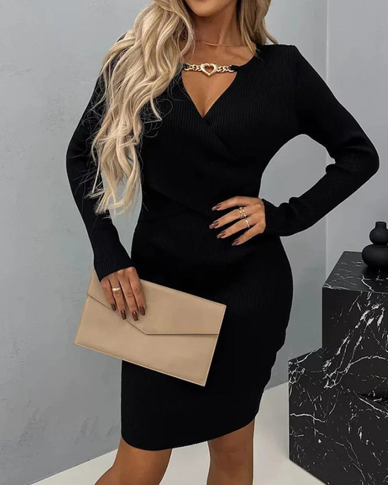 Livia - Dzianinowa sukienka sweterkowa z łańcuszkiem w kształcie serca
