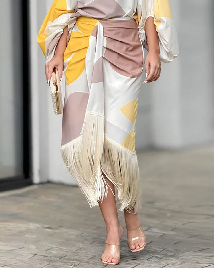 Talia™ | Satynowa sukienka z falbanami" can be rewritten as: "Talia™ | Satynowa sukienka z falbanami i eleganckim wykończeniem