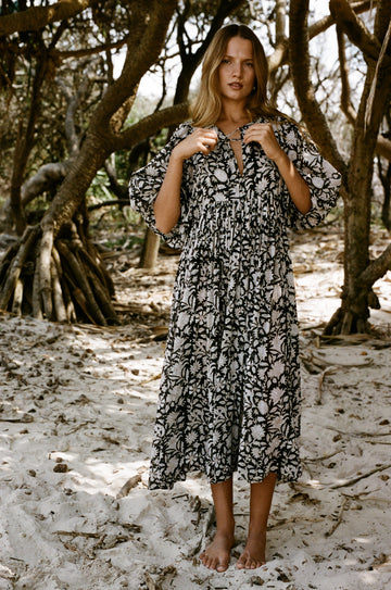 Nawojka – Zwiewna sukienka midi z bufiastymi rękawami