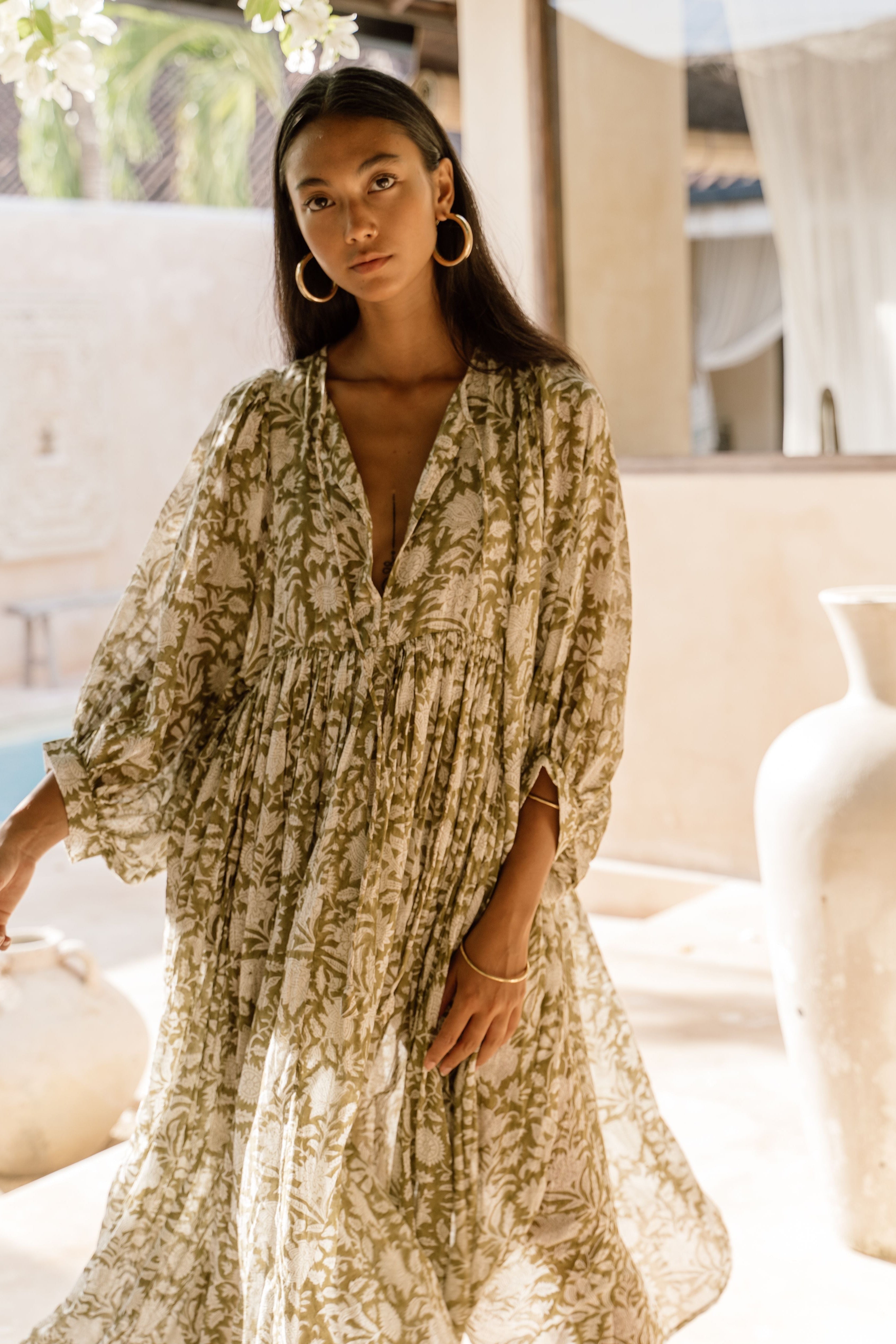 Nawojka – Zwiewna sukienka midi z bufiastymi rękawami