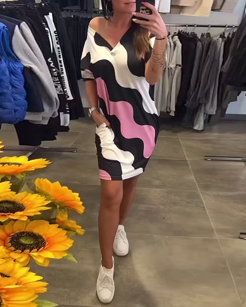 Ela | Sukienka z nadrukiem fal i dekoltem w serek