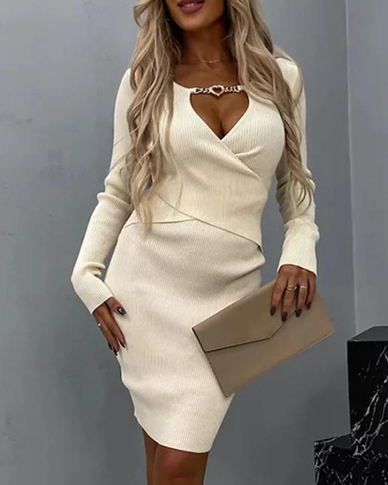 Livia - Dzianinowa sukienka sweterkowa z łańcuszkiem w kształcie serca