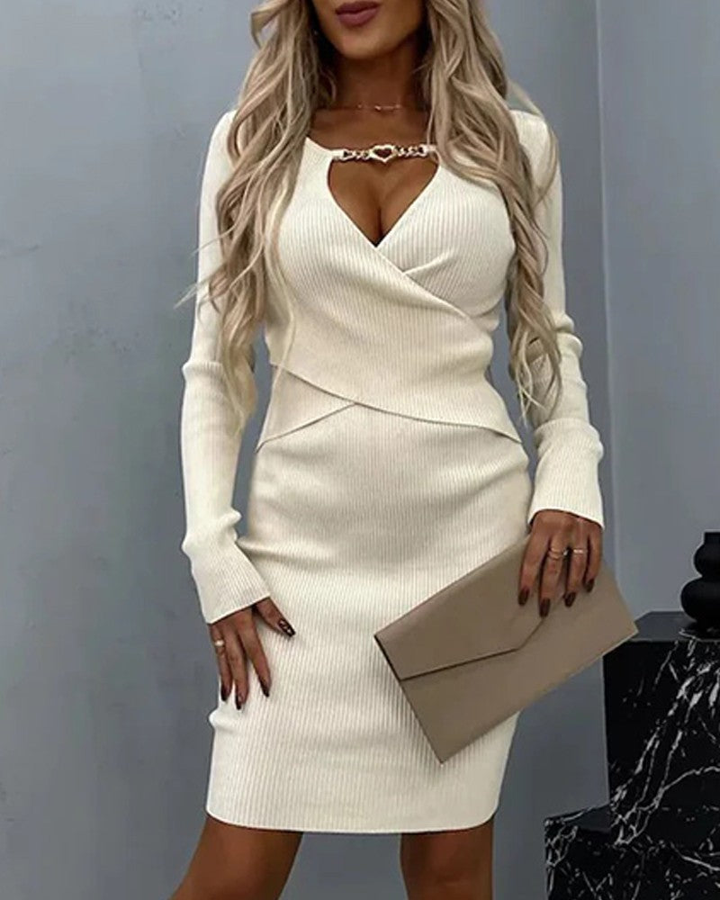 Livia - Dzianinowa sukienka sweterkowa z łańcuszkiem w kształcie serca