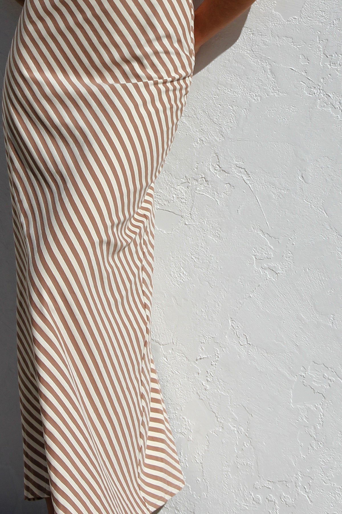 Rocia™ | Letnia sukienka w paski z eleganckim detalem