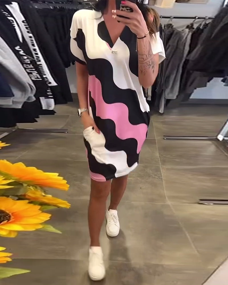 Ela | Sukienka z nadrukiem fal i dekoltem w serek