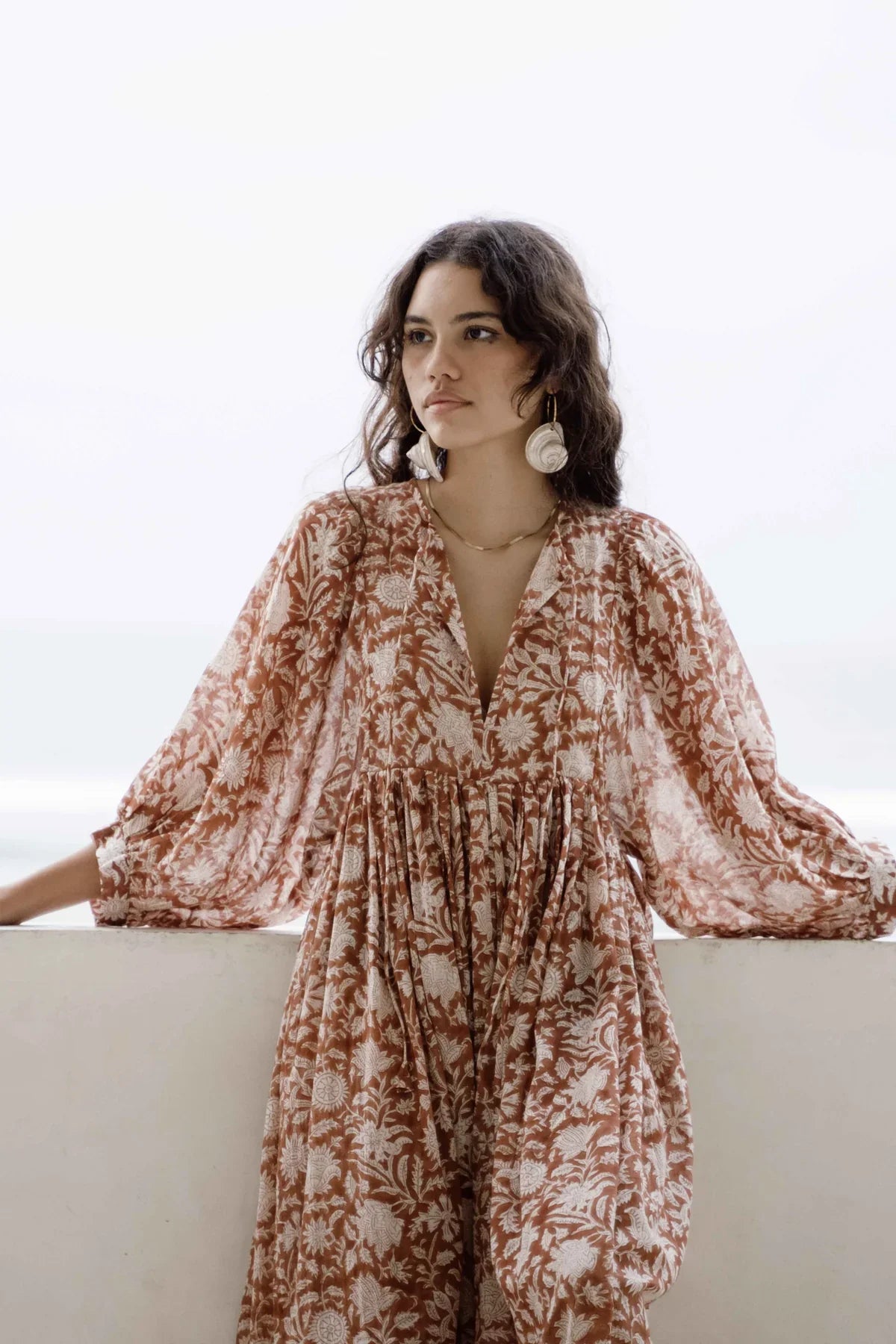 Nawojka – Zwiewna sukienka midi z bufiastymi rękawami