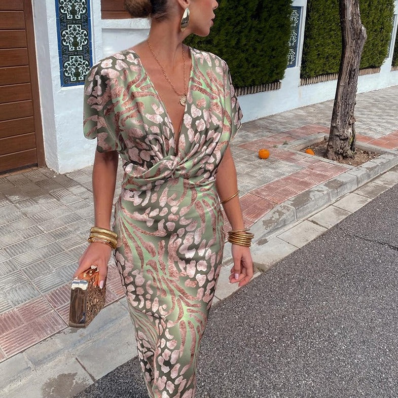 Kelsey - Długa sukienka z dekoltem w kształcie V i skręconym akcentem