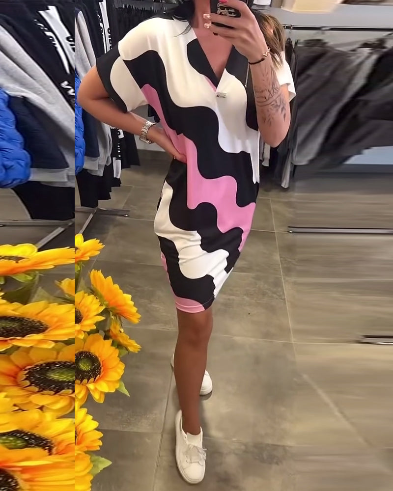 Ela | Sukienka z nadrukiem fal i dekoltem w serek