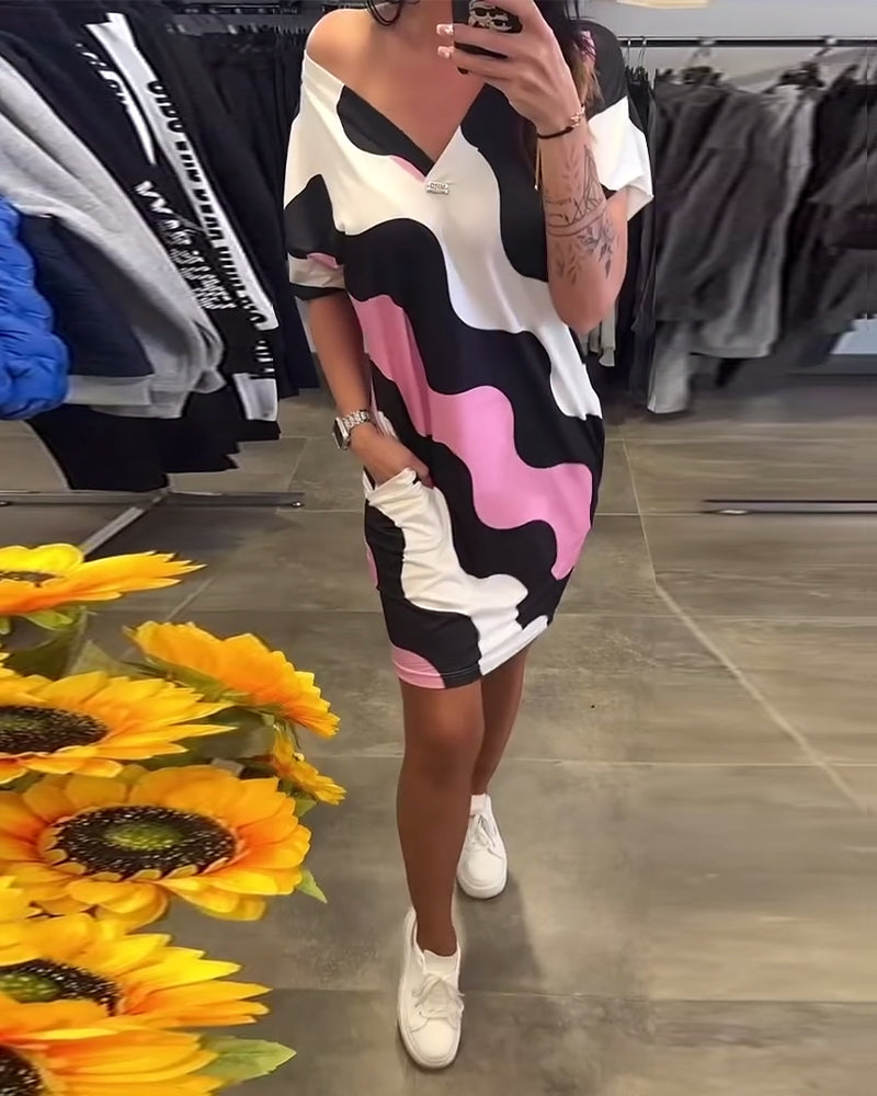 Ela | Sukienka z nadrukiem fal i dekoltem w serek