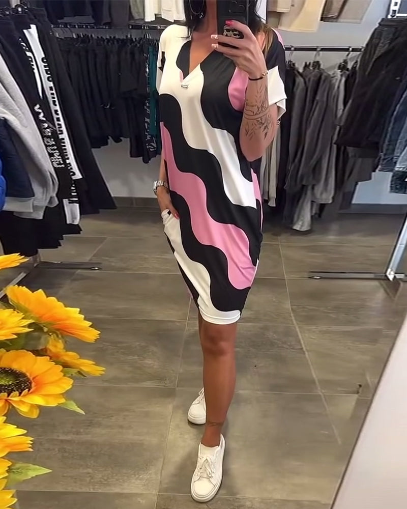 Ela | Sukienka z nadrukiem fal i dekoltem w serek