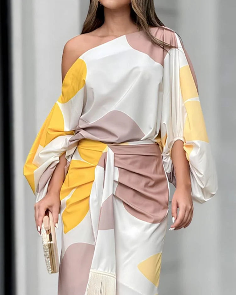 Talia™ | Satynowa sukienka z falbanami" can be rewritten as: "Talia™ | Satynowa sukienka z falbanami i eleganckim wykończeniem