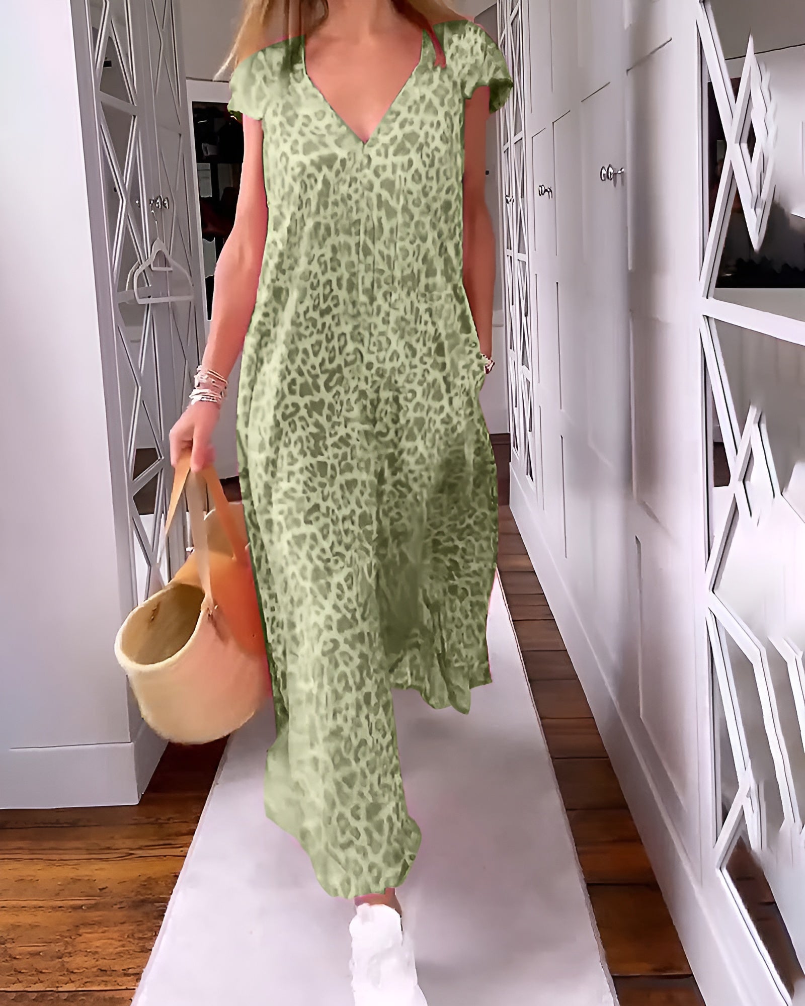 Wéronique - Długa sukienka z dekoltem w serek w wzór z krótkim rękawem