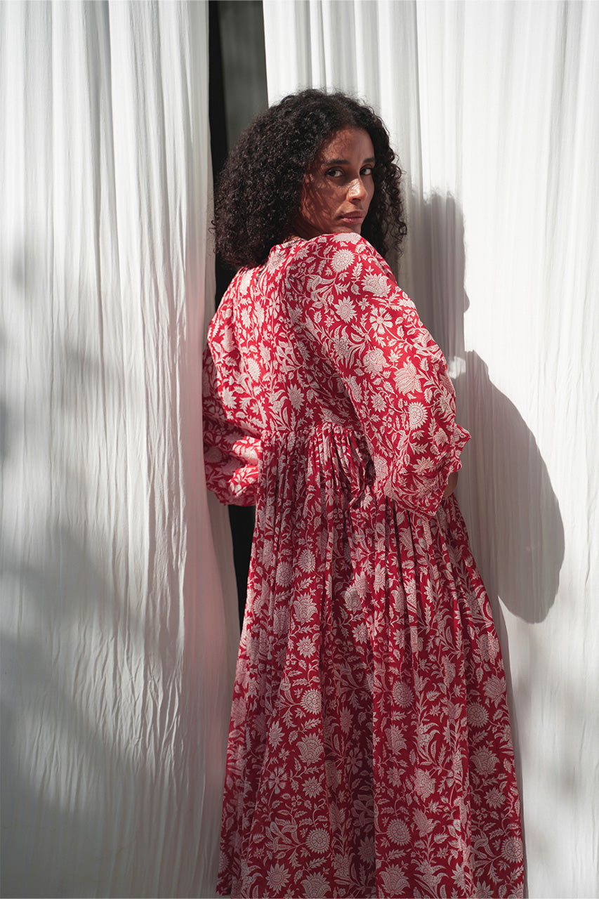 Nawojka – Zwiewna sukienka midi z bufiastymi rękawami