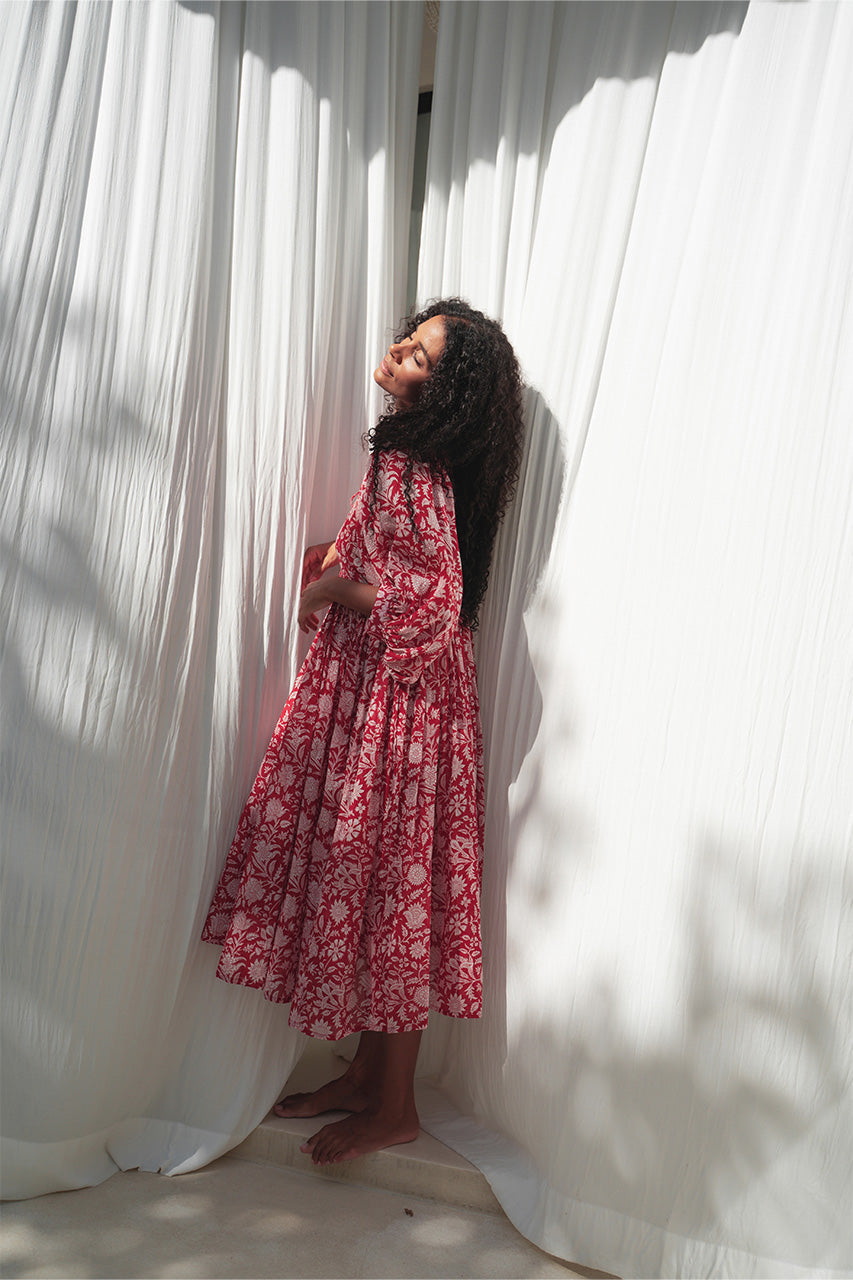 Nawojka – Zwiewna sukienka midi z bufiastymi rękawami