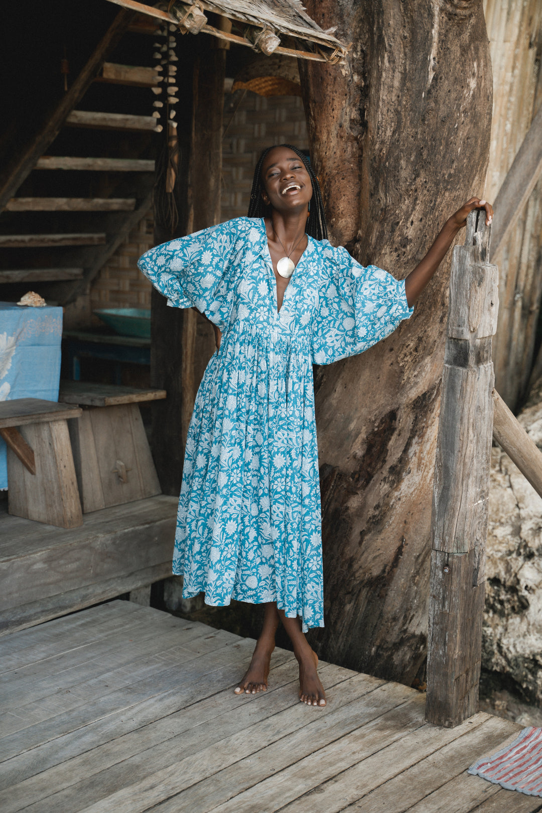 Nawojka – Zwiewna sukienka midi z bufiastymi rękawami