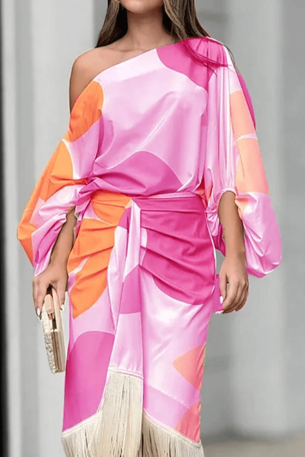 Talia™ | Satynowa sukienka z falbanami" can be rewritten as: "Talia™ | Satynowa sukienka z falbanami i eleganckim wykończeniem